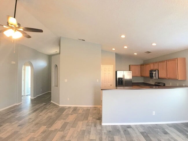 Building Photo - Don't miss out!  Beautiful 3 bedroom Los Lunas Home! Open Layout, spacious living room. Easy I-25...