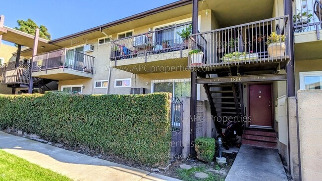 Building Photo - 1850 W Greenleaf Ave