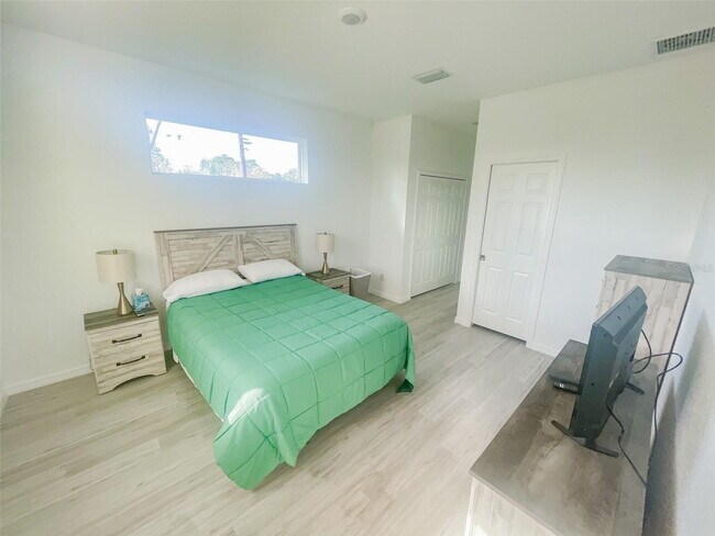 Building Photo - Gorgeous and Furnished 3/2/2 on a quiet street!