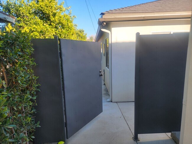 Building Photo - 7401 Valaria Dr