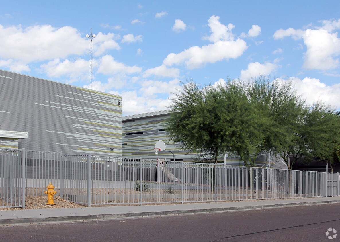 Building Photo - 933 E Stella
