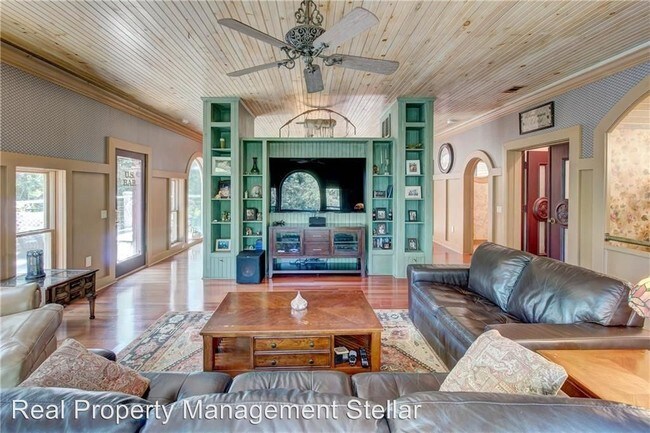 Building Photo - 3 br, 2.5 bath House - 7628 Pine Place