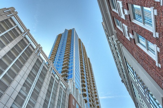 Foto del edificio - Uptown Highrise with Pool!