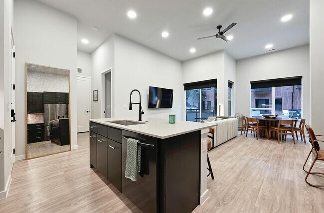 Foto del edificio - 4510 Terry-O Ln