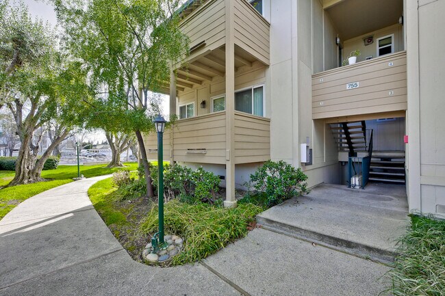 Building Photo - 755 N Fair Oaks Ave