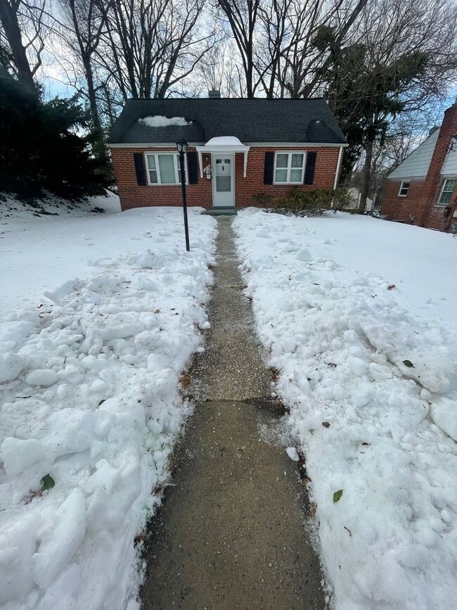 Building Photo - A 2 Bedroom Plus Den 1 Bath Brick Home Just Off Connecticut Ave. in Silver Spring