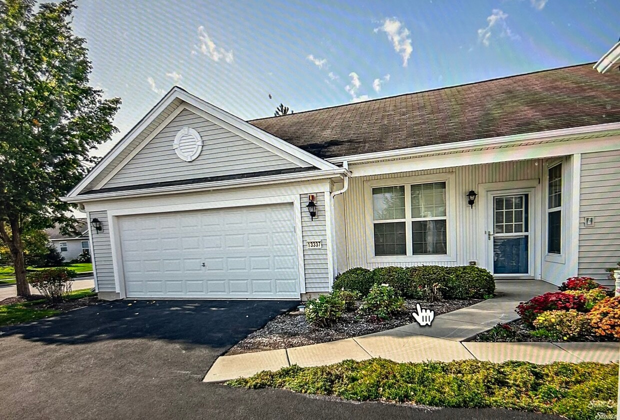 End Unit Townhome - 13337 Oakwood Ave