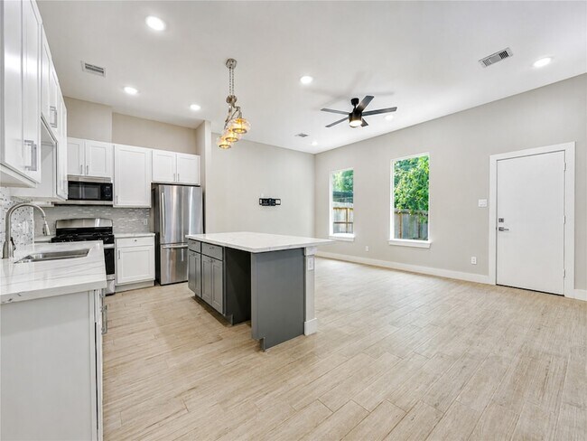 Foto del edificio - 4536 Sunflower St