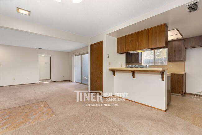 Building Photo - Spacious Duplex in Fair Oaks