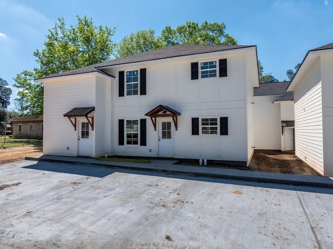 Building Photo - 414 6th St E