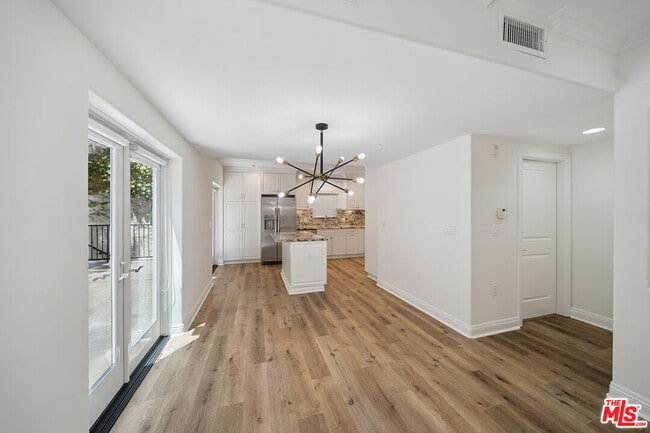 Building Photo - 1529 S Beverly Dr