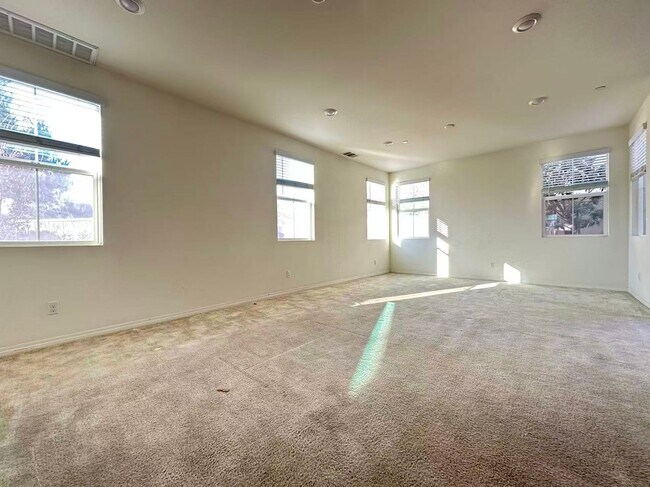Foto del edificio - 4 BEDROOM HOME FOR LEASING IN Chino