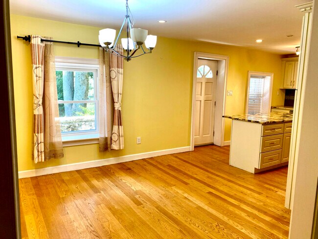 Foto del edificio - 23 Farmcrest Ave