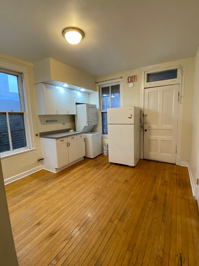 Foto del edificio - 2443 W Augusta Blvd