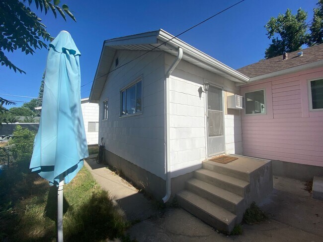 Building Photo - Amazing 1 bedroom ADU right near D.U.
