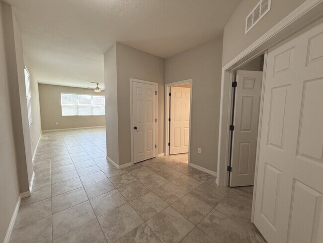 Foto del edificio - Spacious 4-Bedroom Retreat with additional office/den in the Heart of Trinity!