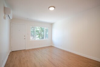 Building Photo - 825 W 167th St