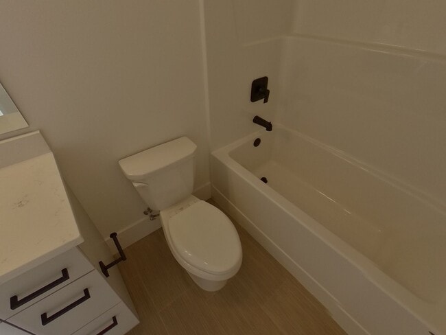 Building Photo - Beautiful 6 bedroom Campus Home!