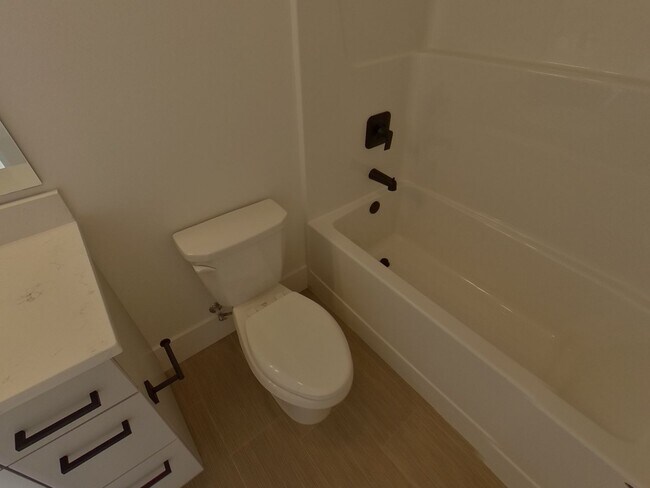 Foto del edificio - Beautiful 6 bedroom Campus Home!