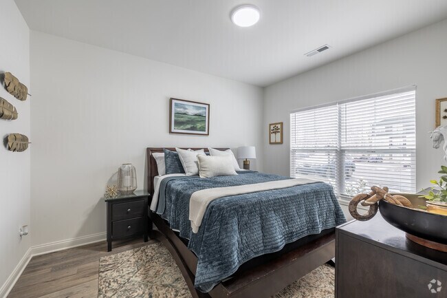 2 habitaciones, 2 baños - 1016 pies cuadrados - Primer dormitorio - Gated Villa Apartments at Kearney