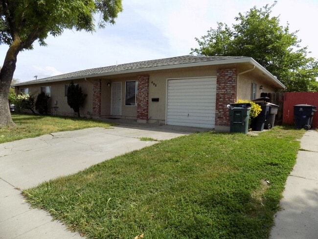 Building Photo - 498 Hintz Ave