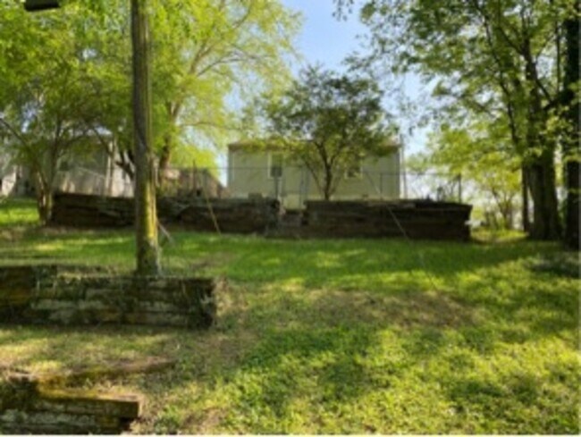 Building Photo - 703 Monroe St