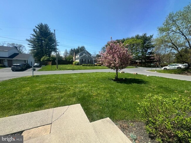 Building Photo - 901 Hillcrest Dr