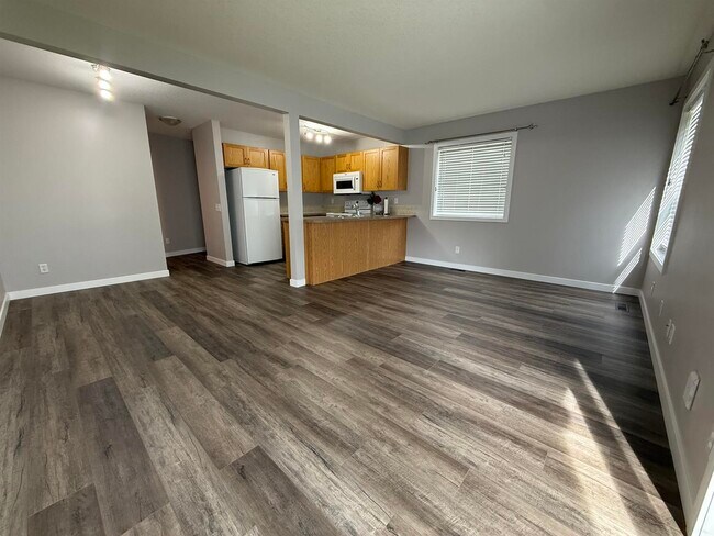 Photo du bâtiment - 3 Bed 1.5 Bath Unit in Edmonton, AB