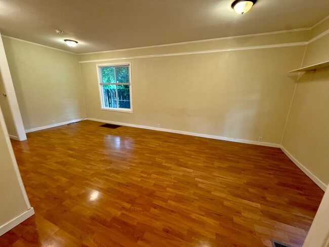 Building Photo - Gorgeous 4 Bed / 2 Bath Home on 6th Street!