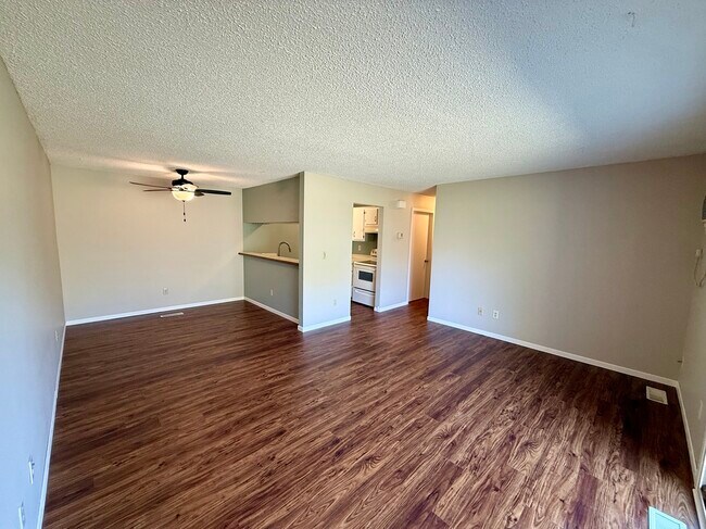 Foto del edificio - 8856 Jasmine Ln