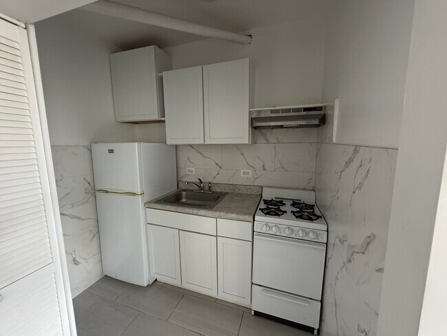 Foto del edificio - 3420 W Irving Park Rd