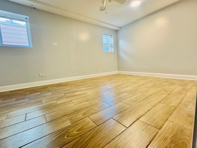 Foto del edificio - 2343 S Lombard Ave