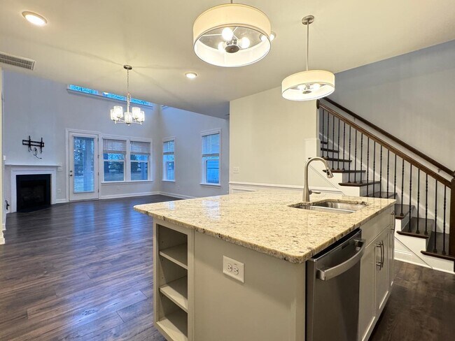 Building Photo - 3 Bedroom End unit Townhome - Master Down