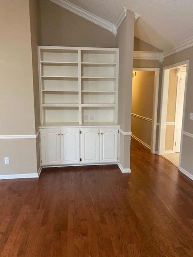 Foto del edificio - Beautiful 3 Bed 2 Bath Available in June!