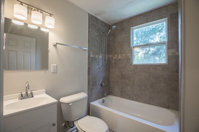 Photo - Spacious 3 bedroom, 1 Bathroom Upper Level Duplex Apartment