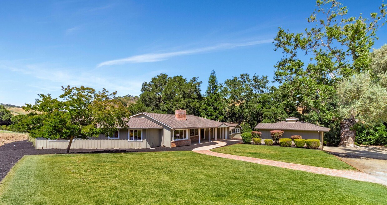 Primary Photo - Welcome to Refined Country Living in Los G...