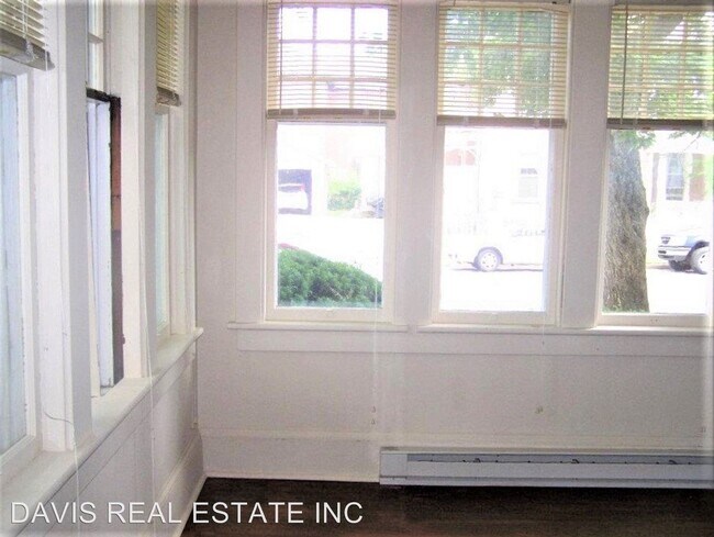Building Photo - 5 br, 1.5 bath House - 505 W. Main St.