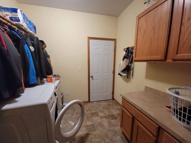 Building Photo - Charming and spacious 3 bed home in secluded location, 10 minutes to freeways