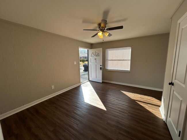 Building Photo - 2150 Saxon St