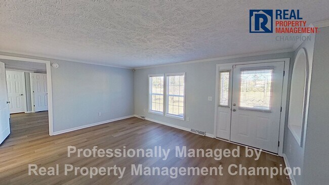 Foto del edificio - Spacious 3 BD/2.5 BA Home w/New Flooring and Fresh Paint