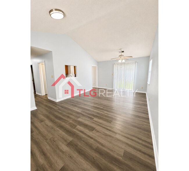 Foto del edificio - 3821 Rosedown Dr