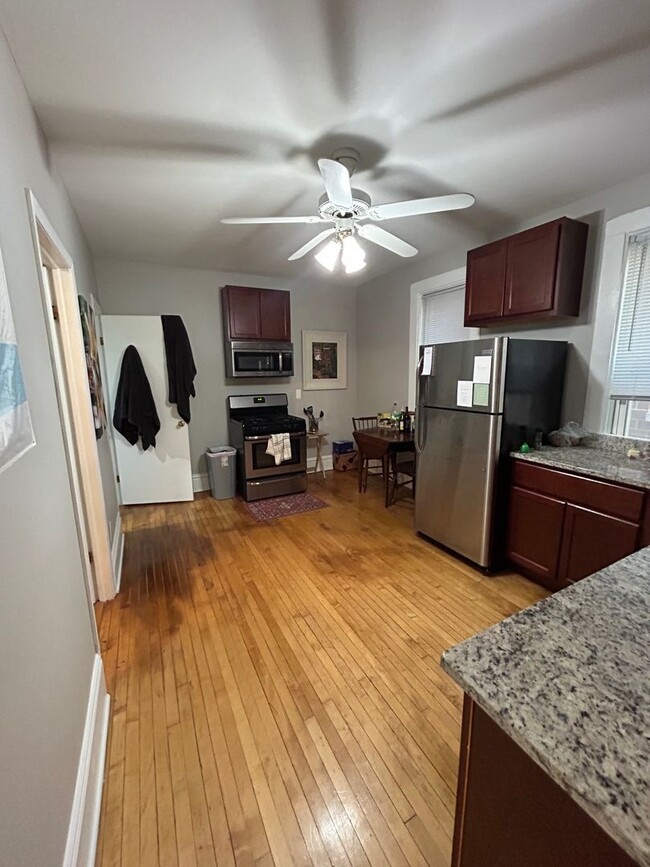 Foto del edificio - 2311 N Greenview Ave