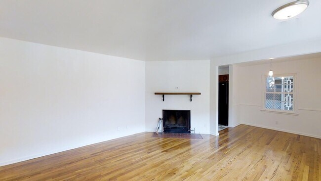 Foto del edificio - Gated 3-Bed, 3-Bath Gem with Dual Primary ...