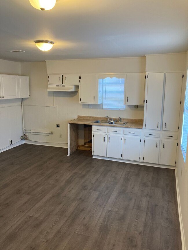 Building Photo - 204 Nixon Ave Duplex