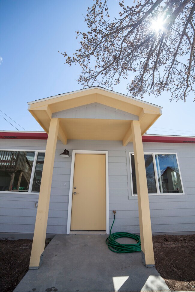 Building Photo - 316 S Ute Ave