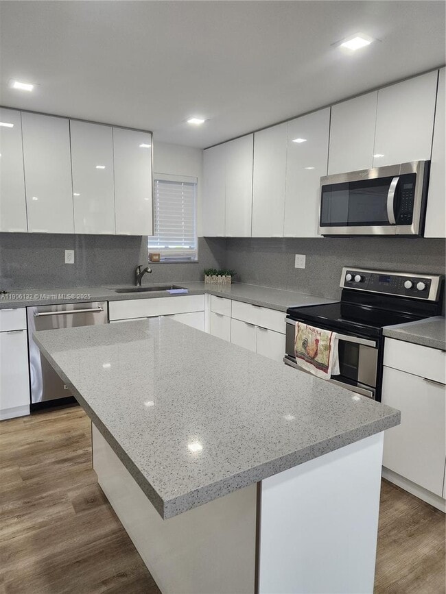 Foto del edificio - 2750 W 76th St