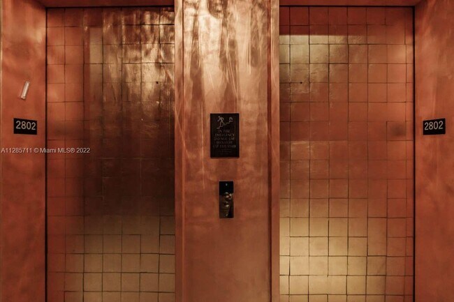 Foto del edificio - 17749 Collins Ave