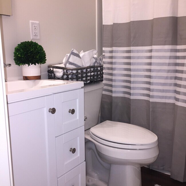 Foto del edificio - 110 W 10th St