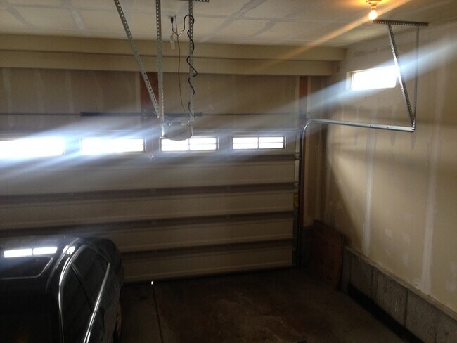 Building Photo - Suncrest Townhome for Rent- Great Price!