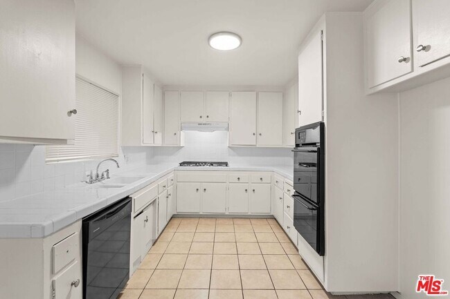 Foto del edificio - 15540 Moorpark St